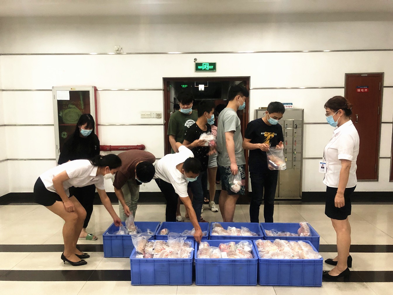 暖人心，鼓干勁 - 公司工會慰問一線加班員工